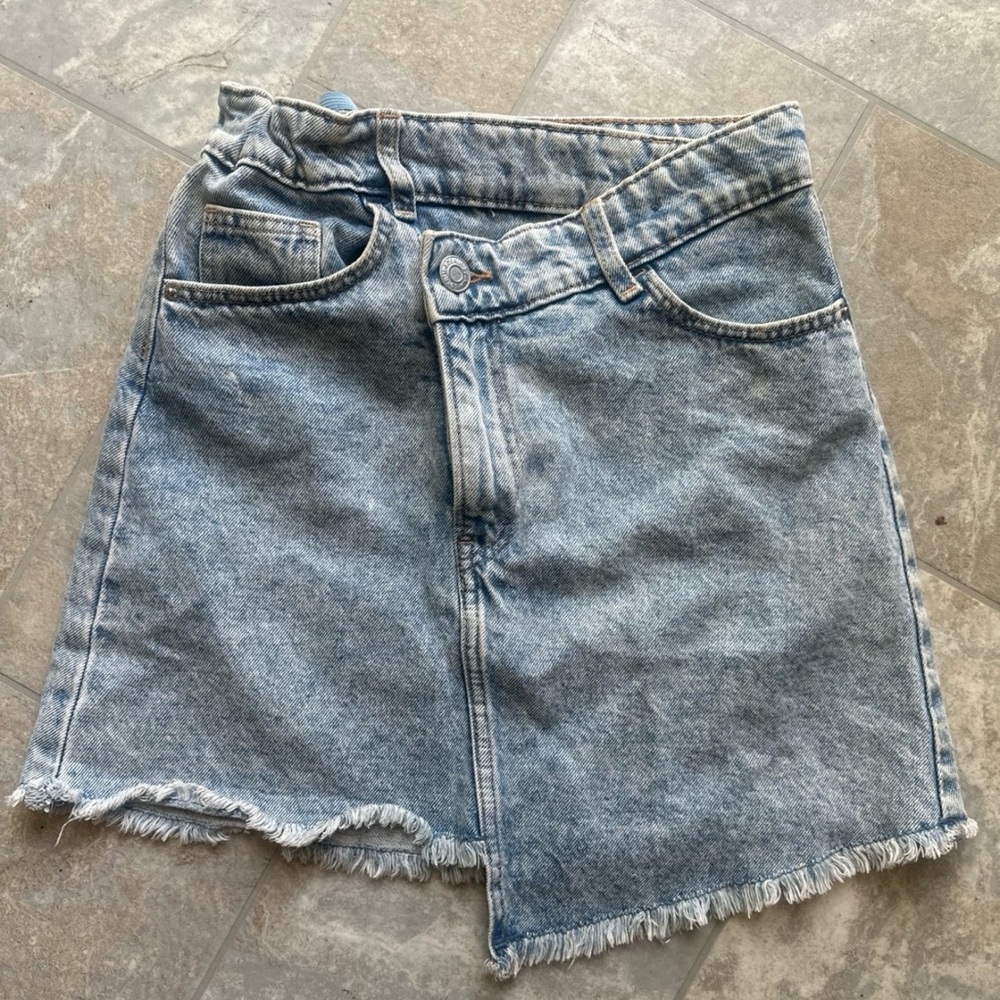 H&M Light Blue Denim Skirt with Frayed Hem